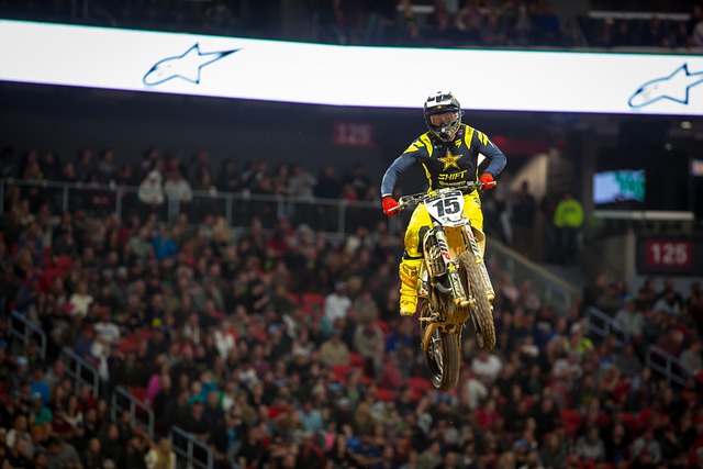 面对球场内 面对球场内